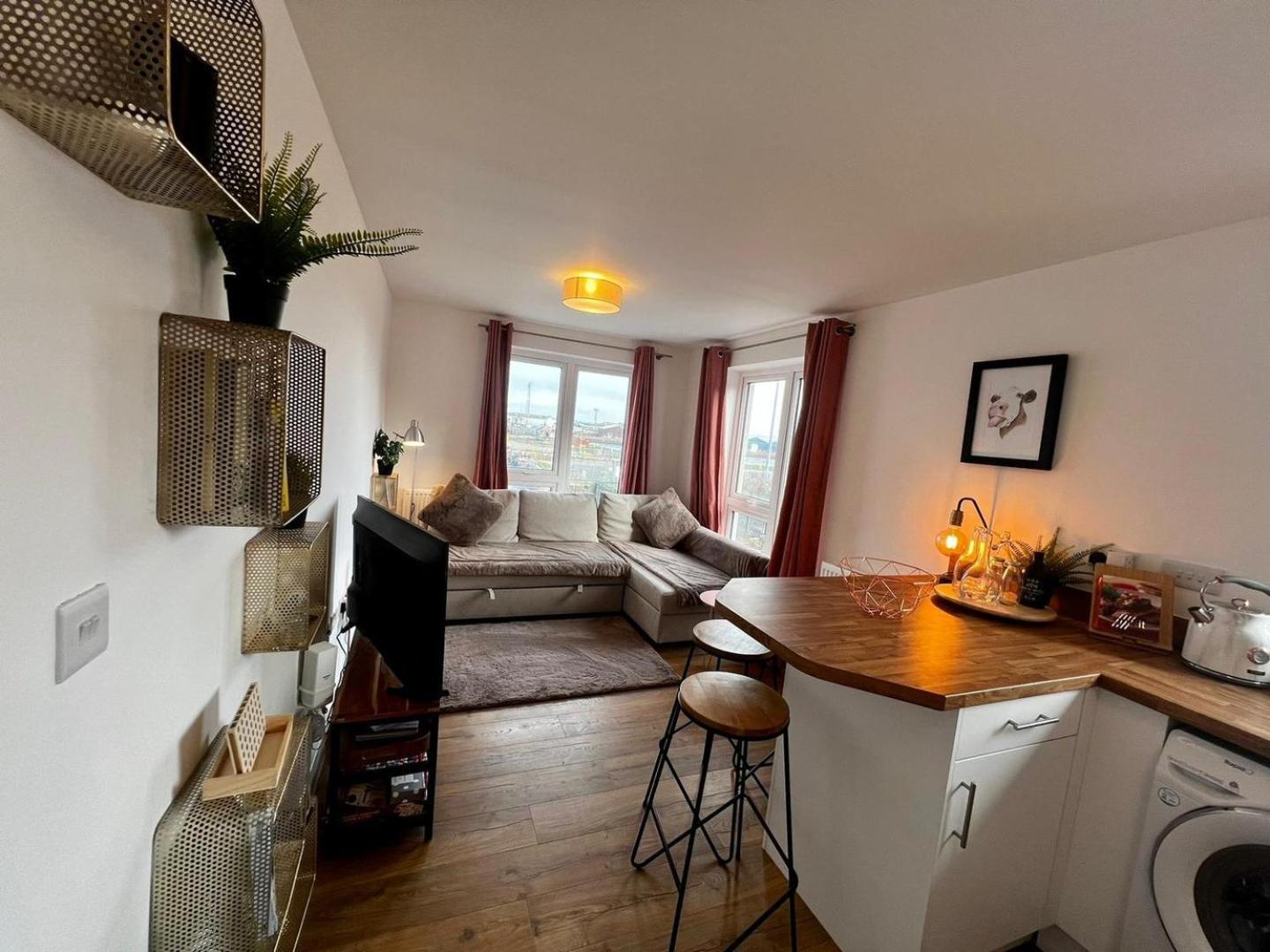 Two Bedroom Apartment In Barry-Close To Beach Exterior photo