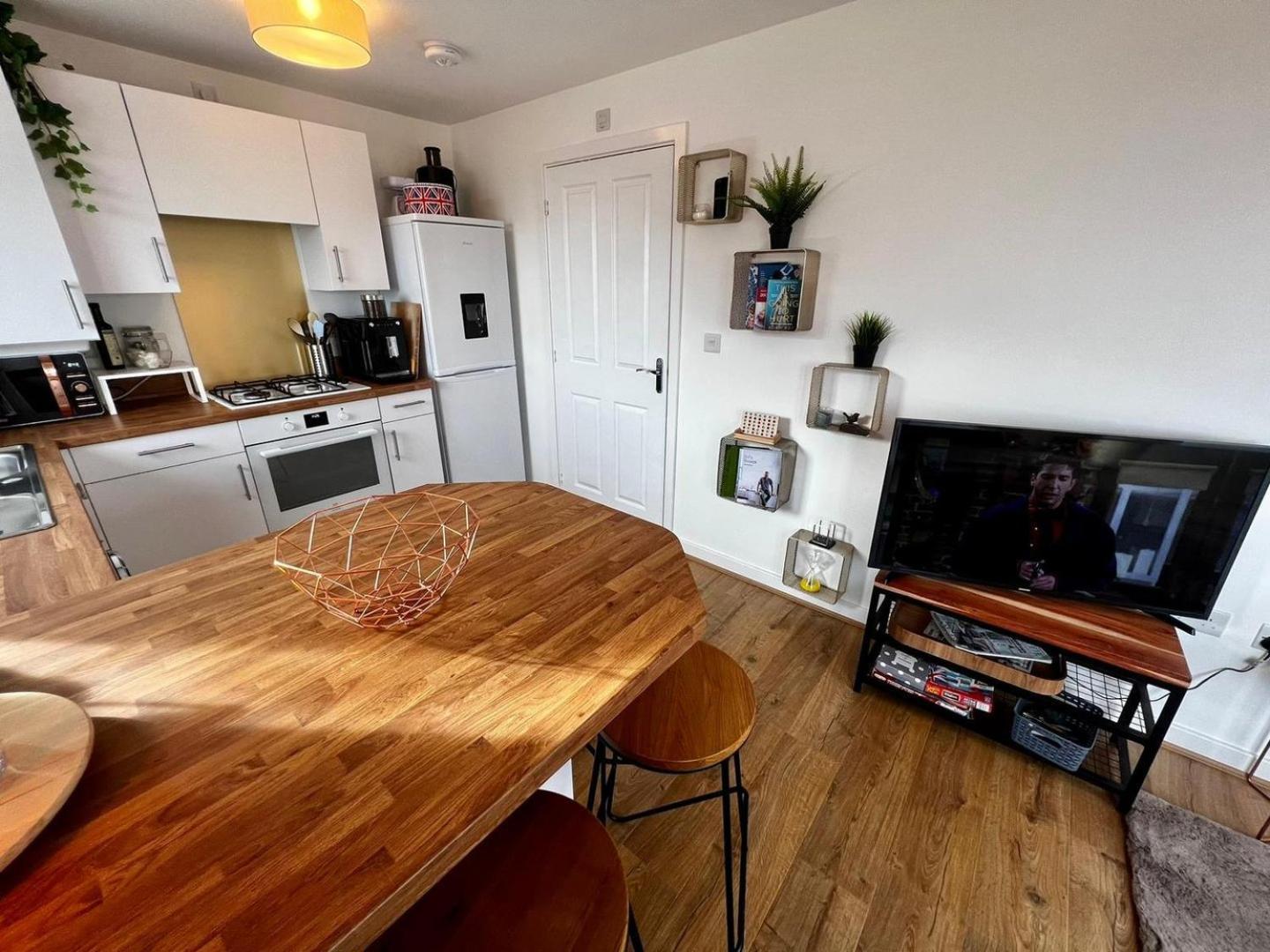 Two Bedroom Apartment In Barry-Close To Beach Exterior photo